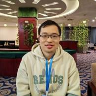 穿着蓝色衣服的男人在餐厅里 AI 生成的内容可能不正确。